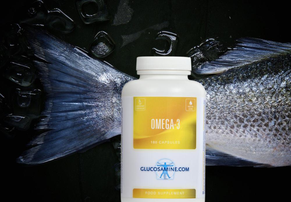eine Dose Omega-3 Kapseln vor Fischflosse